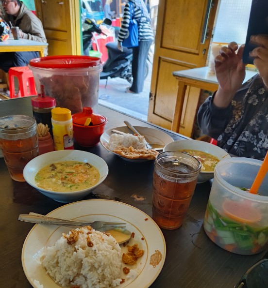 resto soto di jakarta selatan, restoran soto di jakarta selatan, soto di jakarta selatan, tempat makan soto di jakarta selatan, toko soto di jakarta selatan, warung soto di jakarta selatan, top 12+ warung soto di jakarta selatan paling enak & legendaris!