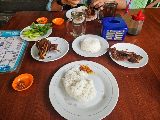 bebek di bandung, bebek enak di bandung, outlet bebek di bandung, resto bebek di bandung, rumah makan bebek di bandung, tempat makan bebek di bandung, tempat makan bebek enak di bandung, tempat makan bebek terbaik di bandung, warung bebek di bandung, top 13+ tempat makan bebek di bandung paling enak & legendaris!