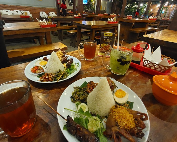 Top 13+ Tempat Makan Bebek di Bandung Paling Enak & Legendaris!