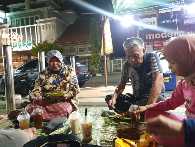makan sate ayam di semarang, sate ayam di semarang, sate ayam enak di semarang, tempat makan sate ayam di semarang, warung sate ayam di semarang, top 13+ warung sate ayam enak di semarang paling terkenal & legend