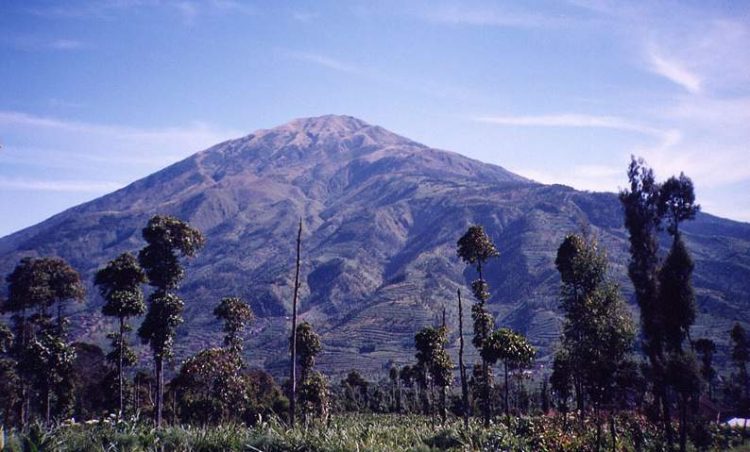gunung di jawa tengah, gunung terindah di jawa tengah, gunung tertinggi di jawa tengah, top 14+ gunung di jawa tengah, lengkap dengan lokasi & ketinggian!
