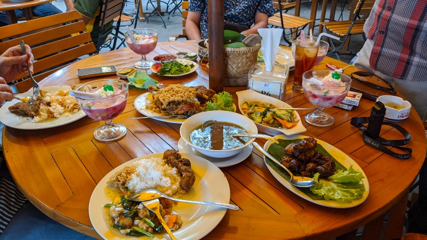 resto seafood di malang, restoran seafood di malang, rumah makan seafood di malang, tempat makan seafood di malang, top 15+ restoran seafood di malang legendaris & enak, tempat makan populer!