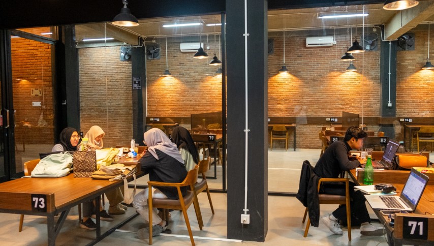 coworking space di surabaya, coworking space nyaman di surabaya, coworking space terbaik di surabaya, top 18+ coworking space di surabaya paling nyaman buat kerja & nugas!
