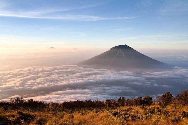 gunung di jawa tengah, gunung pemula mendaki di jawa tengah, gunung terindah di jawa tengah, top 18+ gunung terindah & terbaik di jawa tengah, pendaki wajib taklukkan!