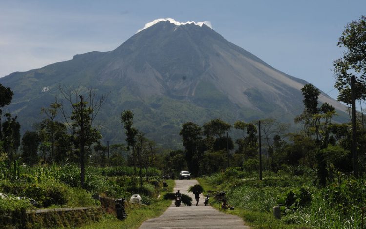 gunung di jawa tengah, gunung pemula mendaki di jawa tengah, gunung terindah di jawa tengah, top 18+ gunung terindah & terbaik di jawa tengah, pendaki wajib taklukkan!