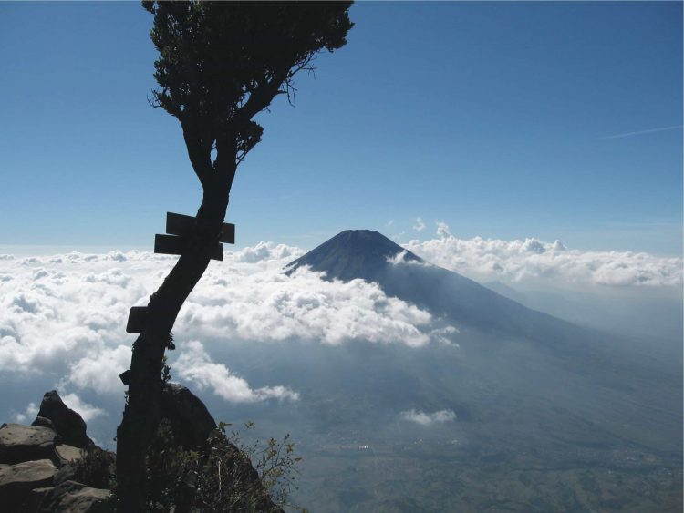 gunung di jawa tengah, gunung pemula mendaki di jawa tengah, gunung terindah di jawa tengah, top 18+ gunung terindah & terbaik di jawa tengah, pendaki wajib taklukkan!