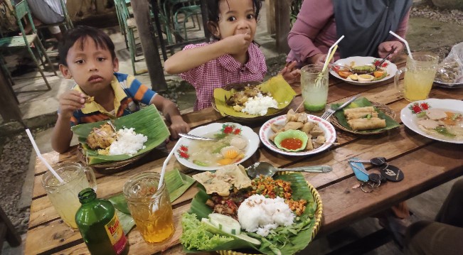 cafe di sragen, coffee shop di sragen, kedai kopi di sragen, resto di sragen, tempat hits di sragen, tempat kongkow di sragen, tempat makan di sragen, tempat ngopi di sragen, tempat nongkrong di sragen, tempat nongkrong di sragen hits, warung kopi di sragen, top 25+ tempat nongkrong di sragen paling hits, cafe & coffee shop cozy!