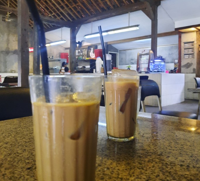 cafe di sragen, coffee shop di sragen, kedai kopi di sragen, resto di sragen, tempat hits di sragen, tempat kongkow di sragen, tempat makan di sragen, tempat ngopi di sragen, tempat nongkrong di sragen, tempat nongkrong di sragen hits, warung kopi di sragen, top 25+ tempat nongkrong di sragen paling hits, cafe & coffee shop cozy!