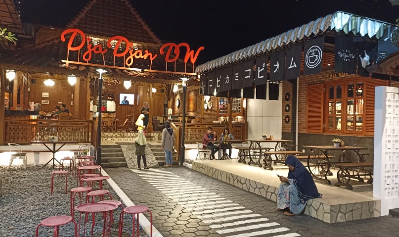 cafe di sragen, coffee shop di sragen, kedai kopi di sragen, resto di sragen, tempat hits di sragen, tempat kongkow di sragen, tempat makan di sragen, tempat ngopi di sragen, tempat nongkrong di sragen, tempat nongkrong di sragen hits, warung kopi di sragen, top 25+ tempat nongkrong di sragen paling hits, cafe & coffee shop cozy!