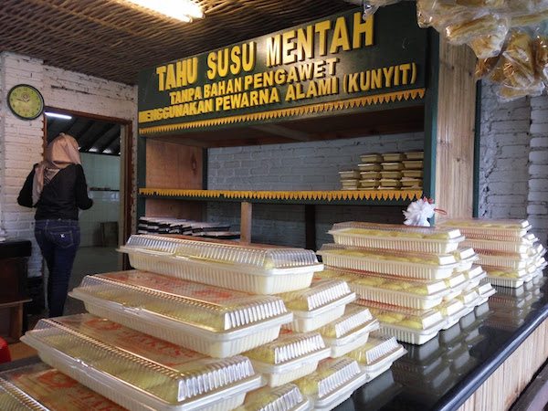 cemilan khas bandung, jajan khas bandung, jajanan khas bandung, kuliner khas bandung, makanan khas bandung, oleh-oleh khas bandung, panganan khas bandung, top 26+ jajanan khas bandung paling legendaris & enak, wajib coba!