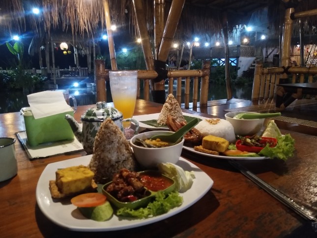 cafe di cianjur, cafe instagramable di cianjur, kafe di cianjur, kafe instagramable di cianjur, kuliner khas cianjur, makanan khas cianjur, restoran terkenal di cianjur resto terkenal di cianjur, tempat makan di cianjur, tempat makan enak di cianjur, tempat makan murah di cianjur, tempat wisata kuliner di cianjur, warung makan di cianjur, wisata kuliner di cianjur, top 26+ tempat makan di cianjur paling enak, restoran spot wisata kuliner!