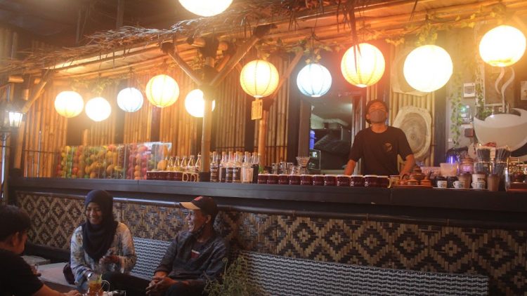 cafe di depok, cafe murah di depok, cafe romantis di depok, kafe di depok, lokasi nongkrong di depok, nongkrong di depok, tempat hnagout di depok, tempat makan enak di depok, tempat nongkrong 24 jam di depok, tempat nongkrong di depok, tempat nongkrong malam di depok, tempat wisata kuliner di depok, top 27+ tempat nongkrong di depok paling seru buat kongkow & hangout