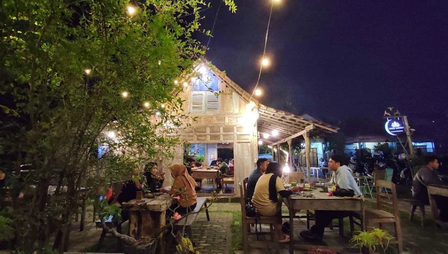 cafe 24 jam di karanganyar, cafe di karanganyar, coffee shop di karanganyar, coffeeshop di karanganyar, resto 24 jam di karanganyar, resto di karanganyar, tempat chill di karanganyar, tempat hangout di karanganyar, tempat hits di karanganyar, tempat kongkow di karanganyar, tempat makan di karanganyar, tempat ngopi di karanganyar, tempat nongkrong di karanganyar, tempat nugas di karanganyar, warung kopi di karanganyar, top 28+ cafe tempat nongkrong di karanganyar hits, coffee shop cozy buat kongkow!