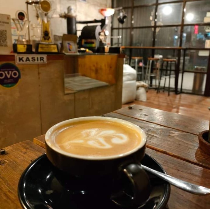 cafe 24 jam di karanganyar, cafe di karanganyar, coffee shop di karanganyar, coffeeshop di karanganyar, resto 24 jam di karanganyar, resto di karanganyar, tempat chill di karanganyar, tempat hangout di karanganyar, tempat hits di karanganyar, tempat kongkow di karanganyar, tempat makan di karanganyar, tempat ngopi di karanganyar, tempat nongkrong di karanganyar, tempat nugas di karanganyar, warung kopi di karanganyar, top 28+ cafe tempat nongkrong di karanganyar hits, coffee shop cozy buat kongkow!