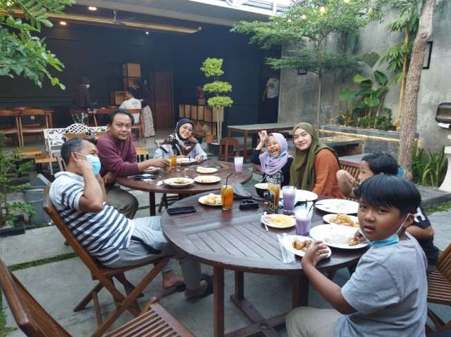 cafe 24 jam di karanganyar, cafe di karanganyar, coffee shop di karanganyar, coffeeshop di karanganyar, resto 24 jam di karanganyar, resto di karanganyar, tempat chill di karanganyar, tempat hangout di karanganyar, tempat hits di karanganyar, tempat kongkow di karanganyar, tempat makan di karanganyar, tempat ngopi di karanganyar, tempat nongkrong di karanganyar, tempat nugas di karanganyar, warung kopi di karanganyar, top 28+ cafe tempat nongkrong di karanganyar hits, coffee shop cozy buat kongkow!