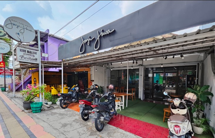 cafe 24 jam di karanganyar, cafe di karanganyar, coffee shop di karanganyar, coffeeshop di karanganyar, resto 24 jam di karanganyar, resto di karanganyar, tempat chill di karanganyar, tempat hangout di karanganyar, tempat hits di karanganyar, tempat kongkow di karanganyar, tempat makan di karanganyar, tempat ngopi di karanganyar, tempat nongkrong di karanganyar, tempat nugas di karanganyar, warung kopi di karanganyar, top 28+ cafe tempat nongkrong di karanganyar hits, coffee shop cozy buat kongkow!