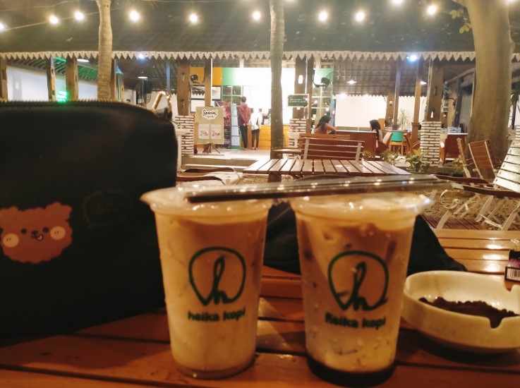 cafe 24 jam di karanganyar, cafe di karanganyar, coffee shop di karanganyar, coffeeshop di karanganyar, resto 24 jam di karanganyar, resto di karanganyar, tempat chill di karanganyar, tempat hangout di karanganyar, tempat hits di karanganyar, tempat kongkow di karanganyar, tempat makan di karanganyar, tempat ngopi di karanganyar, tempat nongkrong di karanganyar, tempat nugas di karanganyar, warung kopi di karanganyar, top 28+ cafe tempat nongkrong di karanganyar hits, coffee shop cozy buat kongkow!