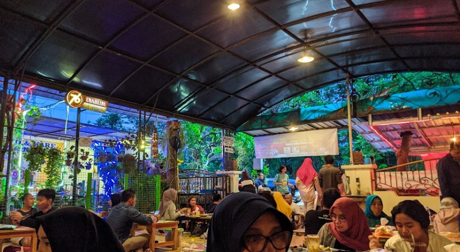 cafe 24 jam di karanganyar, cafe di karanganyar, coffee shop di karanganyar, coffeeshop di karanganyar, resto 24 jam di karanganyar, resto di karanganyar, tempat chill di karanganyar, tempat hangout di karanganyar, tempat hits di karanganyar, tempat kongkow di karanganyar, tempat makan di karanganyar, tempat ngopi di karanganyar, tempat nongkrong di karanganyar, tempat nugas di karanganyar, warung kopi di karanganyar, top 28+ cafe tempat nongkrong di karanganyar hits, coffee shop cozy buat kongkow!