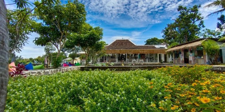 cafe 24 jam di karanganyar, cafe di karanganyar, coffee shop di karanganyar, coffeeshop di karanganyar, resto 24 jam di karanganyar, resto di karanganyar, tempat chill di karanganyar, tempat hangout di karanganyar, tempat hits di karanganyar, tempat kongkow di karanganyar, tempat makan di karanganyar, tempat ngopi di karanganyar, tempat nongkrong di karanganyar, tempat nugas di karanganyar, warung kopi di karanganyar, top 28+ cafe tempat nongkrong di karanganyar hits, coffee shop cozy buat kongkow!