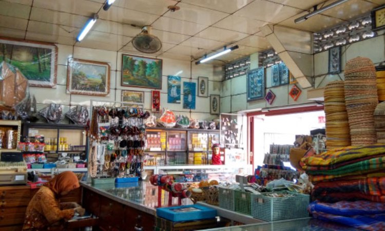 buah tangan khas makassar, cinderamata khas makassar, jajanan khas makassar, jajanan pasar khas makassar, makanan khas makassar, minuman khas makassar, oleh-oleh khas makassar, pernak-pernik khas makassar, souvenir khas makassar, top 28+ oleh-oleh khas makassar wajib dibeli & 5 toko pusat cinderamata paling terkenal