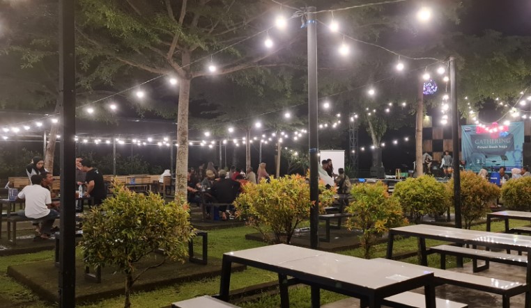 cafe 24 jam di banyuwangi, cafe di banyuwangi, kafe di banyuwangi, resto di banyuwangi, tempat hangout di banyuwangi, tempat hits di banyuwangi, tempat kongkow di banyuwangi, tempat makan di banyuwangi, tempat nongkrong di banyuwangi, top 28+ tempat nongkrong di banyuwangi yang hits, cafe, coffee shop, resto!