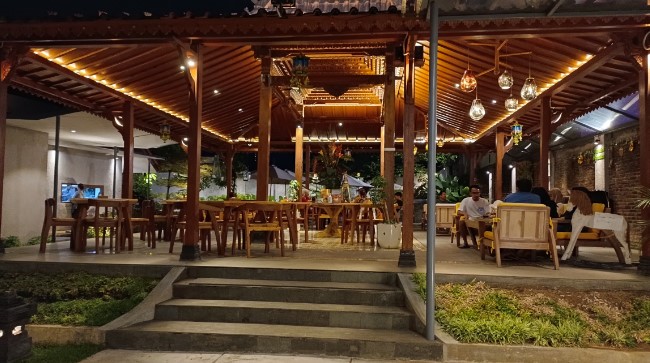 cafe 24 jam di banyuwangi, cafe di banyuwangi, kafe di banyuwangi, resto di banyuwangi, tempat hangout di banyuwangi, tempat hits di banyuwangi, tempat kongkow di banyuwangi, tempat makan di banyuwangi, tempat nongkrong di banyuwangi, top 28+ tempat nongkrong di banyuwangi yang hits, cafe, coffee shop, resto!