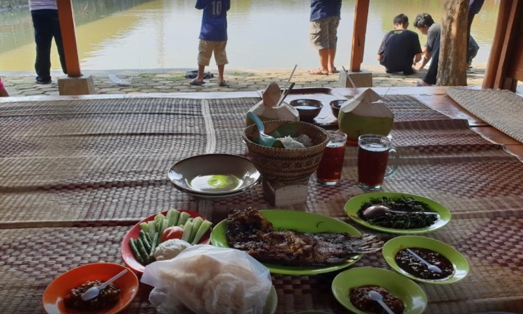 cafe di karawang, kuliner karawang, makanan enak di karawang, makanan khas karawang, oleh oleh khas karawang, restoran di karawang, rumah makan cibiuk karawang, rumah makan di karawang, rumah makan karawang, rumah makan walahar karawang, tempat makan di karawang, tempat makan enak di karawang, tempat makan karawang, tempat wisata kuliner di karawang, top 29+ tempat makan di karawang paling enak, restoran, cafe, wisata kuliner