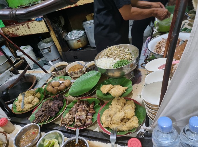 cafe di kudus, kuliner di kudus, resto di kudus, restoran di kudus, rumah makan di kudus, rumah makan penyet di kudus, tempat makan di kudus, tempat makan enak di kudus, tempat makan sate kebo di kudus, tempat makan soto di kudus, tempat wisata kuliner di kudus, warung makan di kudus, wisata kuliner di kudus, top 29+ tempat makan di kudus paling enak & legend, resto, wisata kuliner favorit