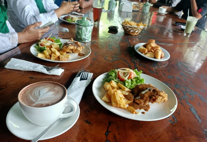 cafe di kudus, kuliner di kudus, resto di kudus, restoran di kudus, rumah makan di kudus, rumah makan penyet di kudus, tempat makan di kudus, tempat makan enak di kudus, tempat makan sate kebo di kudus, tempat makan soto di kudus, tempat wisata kuliner di kudus, warung makan di kudus, wisata kuliner di kudus, top 29+ tempat makan di kudus paling enak & legend, resto, wisata kuliner favorit