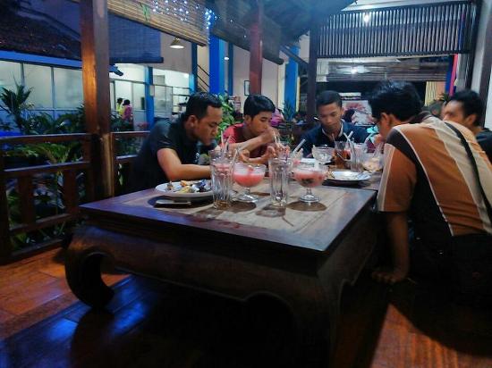 cafe di kudus, kuliner di kudus, resto di kudus, restoran di kudus, rumah makan di kudus, rumah makan penyet di kudus, tempat makan di kudus, tempat makan enak di kudus, tempat makan sate kebo di kudus, tempat makan soto di kudus, tempat wisata kuliner di kudus, warung makan di kudus, wisata kuliner di kudus, top 29+ tempat makan di kudus paling enak & legend, resto, wisata kuliner favorit