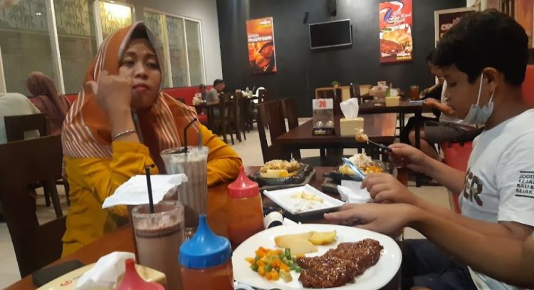 cafe di kudus, kuliner di kudus, resto di kudus, restoran di kudus, rumah makan di kudus, rumah makan penyet di kudus, tempat makan di kudus, tempat makan enak di kudus, tempat makan sate kebo di kudus, tempat makan soto di kudus, tempat wisata kuliner di kudus, warung makan di kudus, wisata kuliner di kudus, top 29+ tempat makan di kudus paling enak & legend, resto, wisata kuliner favorit
