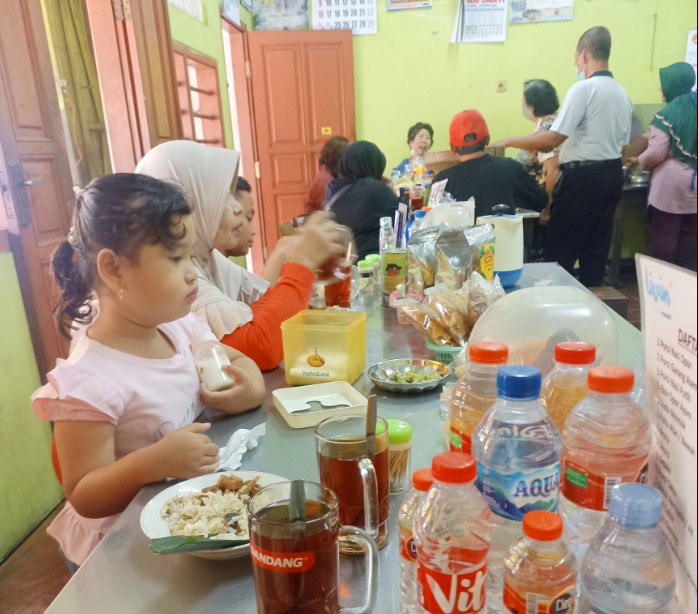 cafe di kudus, kuliner di kudus, resto di kudus, restoran di kudus, rumah makan di kudus, rumah makan penyet di kudus, tempat makan di kudus, tempat makan enak di kudus, tempat makan sate kebo di kudus, tempat makan soto di kudus, tempat wisata kuliner di kudus, warung makan di kudus, wisata kuliner di kudus, top 29+ tempat makan di kudus paling enak & legend, resto, wisata kuliner favorit