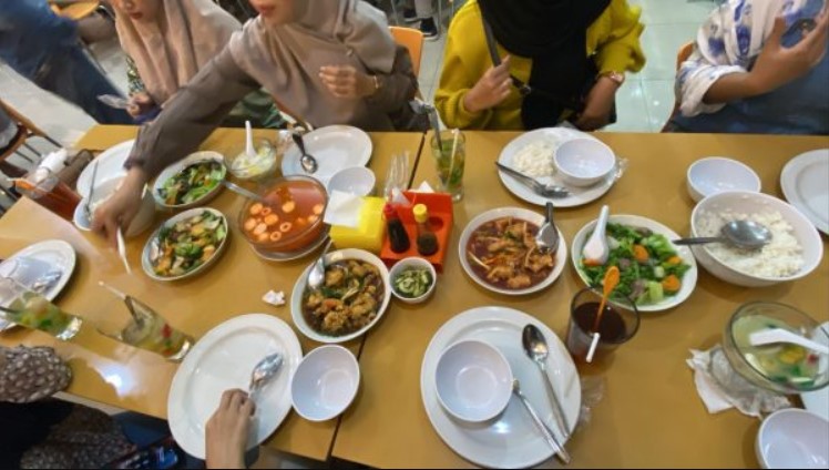 cafe di kudus, kuliner di kudus, resto di kudus, restoran di kudus, rumah makan di kudus, rumah makan penyet di kudus, tempat makan di kudus, tempat makan enak di kudus, tempat makan sate kebo di kudus, tempat makan soto di kudus, tempat wisata kuliner di kudus, warung makan di kudus, wisata kuliner di kudus, top 29+ tempat makan di kudus paling enak & legend, resto, wisata kuliner favorit