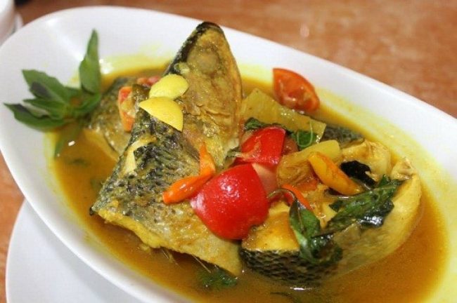 jajanan khas makassar, jajanan pasar khas makassar, kuliner khas makassar, makanan khas makassar, makanan khas makassar paling enak, makanan khas makassar paling terkenal, oleh-oleh khas makassar, top 31+ makanan khas makassar paling legendaris & enak, jajanan pasar, cemilan
