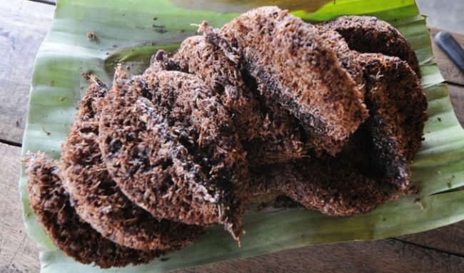 jajanan khas makassar, jajanan pasar khas makassar, kuliner khas makassar, makanan khas makassar, makanan khas makassar paling enak, makanan khas makassar paling terkenal, oleh-oleh khas makassar, top 31+ makanan khas makassar paling legendaris & enak, jajanan pasar, cemilan