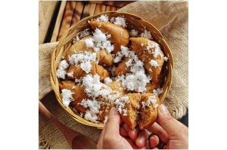 jajanan khas makassar, jajanan pasar khas makassar, kuliner khas makassar, makanan khas makassar, makanan khas makassar paling enak, makanan khas makassar paling terkenal, oleh-oleh khas makassar, top 31+ makanan khas makassar paling legendaris & enak, jajanan pasar, cemilan