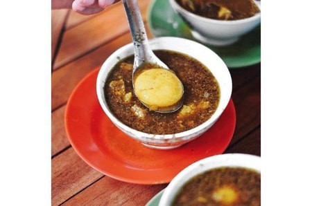 jajanan khas makassar, jajanan pasar khas makassar, kuliner khas makassar, makanan khas makassar, makanan khas makassar paling enak, makanan khas makassar paling terkenal, oleh-oleh khas makassar, top 31+ makanan khas makassar paling legendaris & enak, jajanan pasar, cemilan