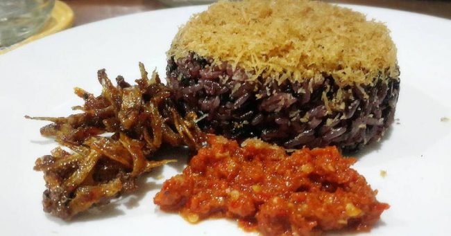 jajanan khas makassar, jajanan pasar khas makassar, kuliner khas makassar, makanan khas makassar, makanan khas makassar paling enak, makanan khas makassar paling terkenal, oleh-oleh khas makassar, top 31+ makanan khas makassar paling legendaris & enak, jajanan pasar, cemilan