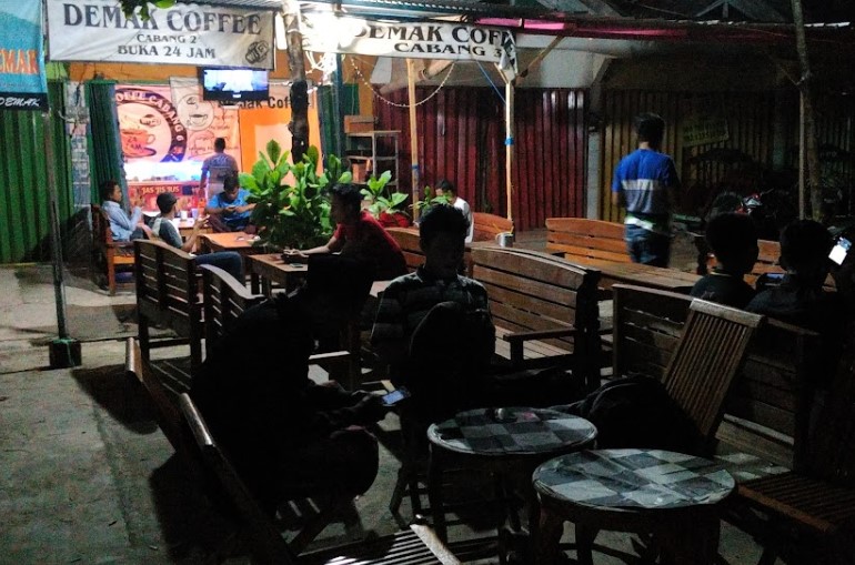 cafe di demak, coffee shop di demak, resto di demak, rumah makan di demak, tempat hangout di demak, tempat kongkow di demak, tempat ngopi di demak, tempat nongkrong di demak, warung kopi di demak, top 33+ cafe tempat nongkrong di demak hits, coffee shop buat hangout!