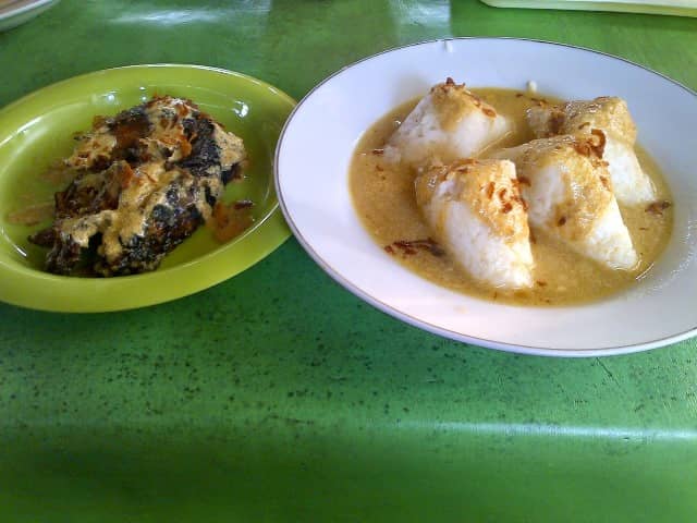 cemilan khas kalimantan selatan, jajanan pasar khas kalsel, jajanan pasar khas makassar, kuliner khas kalimantan selatan, kuliner khas kalsel, kuliner tradisional kalimantan selatan, makanan khas kalimantan selatan, makanan khas kalsel, makanan tradisional kalimantan selatan, top 35+ makanan khas kalimantan selatan legendaris & terkenal yang wajib dicoba