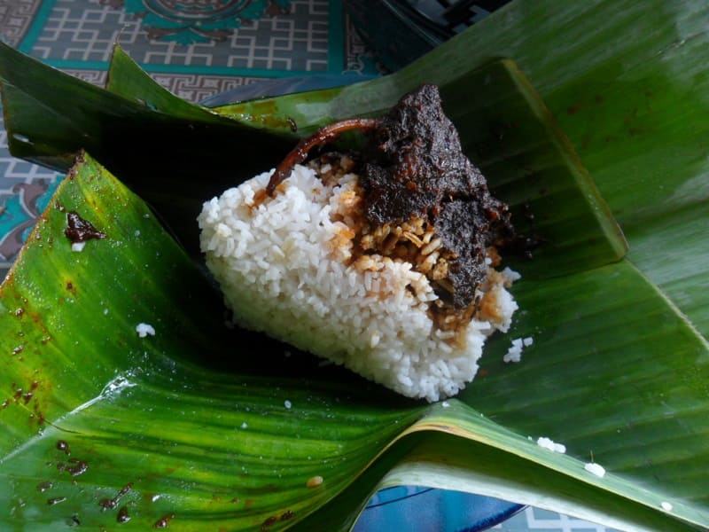 cemilan khas kalimantan selatan, jajanan pasar khas kalsel, jajanan pasar khas makassar, kuliner khas kalimantan selatan, kuliner khas kalsel, kuliner tradisional kalimantan selatan, makanan khas kalimantan selatan, makanan khas kalsel, makanan tradisional kalimantan selatan, top 35+ makanan khas kalimantan selatan legendaris & terkenal yang wajib dicoba