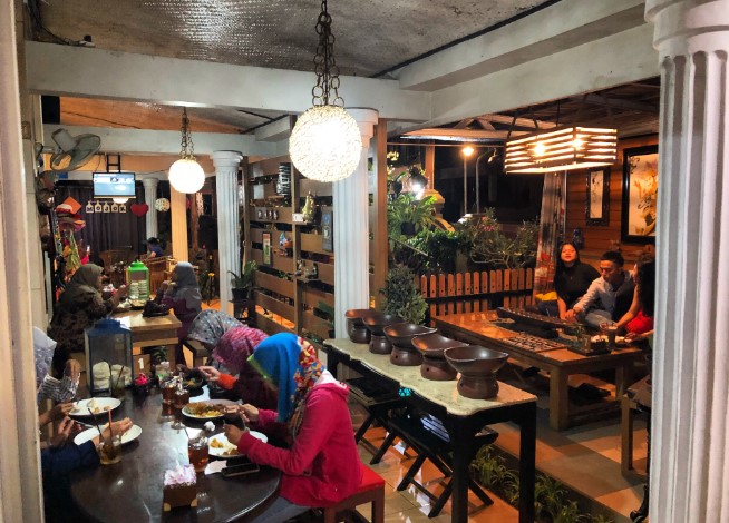 cafe 24 jam di klaten, cafe di klaten, coffee shop di klaten, resto di klaten, rumah makan di klaten, tempat kongkow di klaten, tempat makan di klaten, tempat ngopi di klaten, tempat nongkrong di klaten, warung kopi di klaten, top 49+ cafe tempat nongkrong di klaten hits, coffee shop cozy buat kongkow