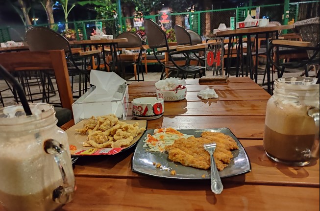 cafe 24 jam di klaten, cafe di klaten, coffee shop di klaten, resto di klaten, rumah makan di klaten, tempat kongkow di klaten, tempat makan di klaten, tempat ngopi di klaten, tempat nongkrong di klaten, warung kopi di klaten, top 49+ cafe tempat nongkrong di klaten hits, coffee shop cozy buat kongkow