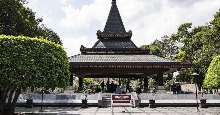 aktivitas di makam bung karno, alamat makam bung karno, daya tarik makam bung karno, fasilitas makam bung karno, harga tiket makam bung karno, lokasi makam bung karno, makam bung karno, makam bung karno blitar, sejarah makam bung karno, tiket makam bung karno, wisata makam bung karno, ziarah makam bung karno, top 6+ aktivitas di makam bung karno: tiket masuk, daya tarik, wisata sejarah