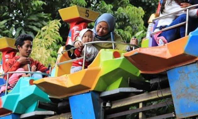 top 7+ alasan mengapa taman topi bogor selalu ramai pengunjung setiap harinya