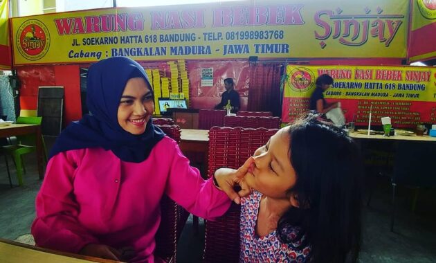warung bebek sinjay yang hits kini hadir di bandung