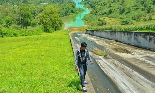 wisata waduk kedung ombo, letaknya di purwodadi, boyolali atau sragen?