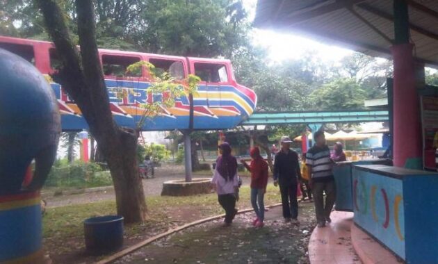 wonderia semarang apakah ditutup?, Wonderia Ditutup?, Kursi Semen, Harga Tiket Masuk , Alasan Dibalik Penutupan , Alternatif Wisata di Semarang
