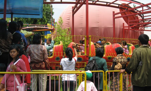 wonderia semarang apakah ditutup?, Wonderia Ditutup?, Kursi Semen, Harga Tiket Masuk , Alasan Dibalik Penutupan , Alternatif Wisata di Semarang