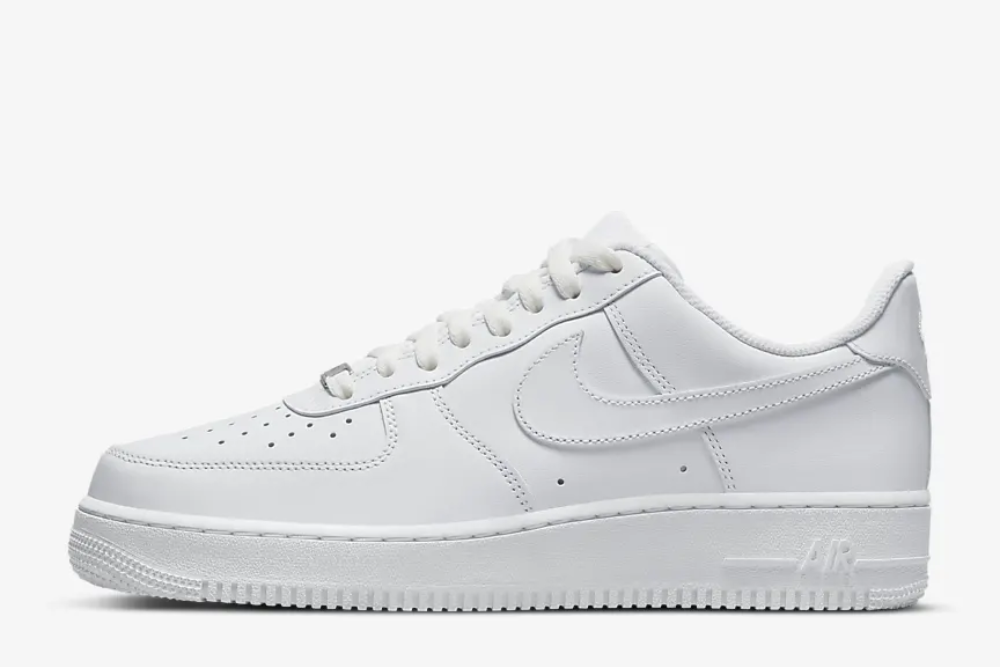 10 sneakers yang cocok dipakai untuk kerja, nyaman dan keren!, 1. Adidas Samba, 2. New Balance 530, 3. Nike Air Force 1, 4. Converse Chuck 70, 5. Veja Campo, 6. Tory Burch Ladybug Sneaker, 7. Vans Old Skool, 8. Loewe Flow Runner, 9. Onitsuka Tiger Mexico 66, 10. New Balance 574